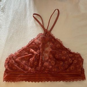 VICTORIA’S SECRET UNDERWIRE LACE BRALETTE